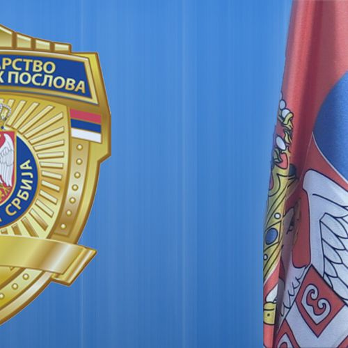 Pretresom stana na Zvezdari u kome je boravio osumnjičeni L. M. (38) policija je pronašla 11 kesica sa heroinom težine oko 80 grama, sedam kesica amfetamina težine oko 65 grama, manju količinu kokaina, metandieonona, vagicu za precizno merenje i novac