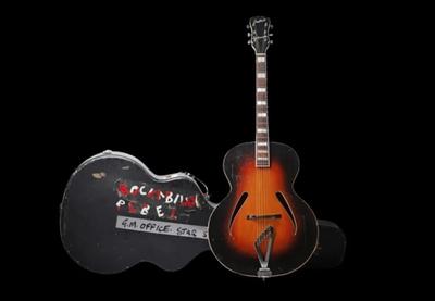 Gitara je bila među više od 30 predmeta iz kolekcije Bejli, koja je 20 godina radila kao Majklova asistentkinja i bliska saradnica