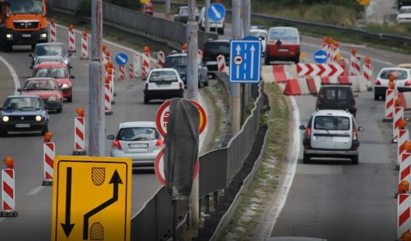 Zbog završetka letnje sezone i početka školske godine, na putevima se očekuje veći broj vozila, što znači i duža putovanja, zastoje i kolone