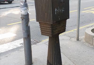 Image for Nenametljiv trag burne prošlosti na trotoarima