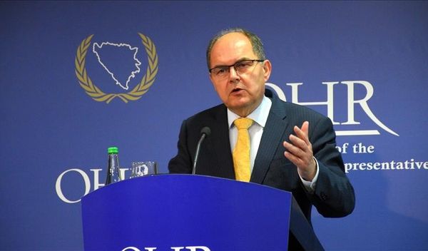 Njegova odluka da napusti Sarajevo dolazi u pravom trenutku, dok međunarodna zajednica zajedno radi na okretanju nove stranice i deeskalaciji tenzija u BiH", izjavio je portparol Stejt Departmenta