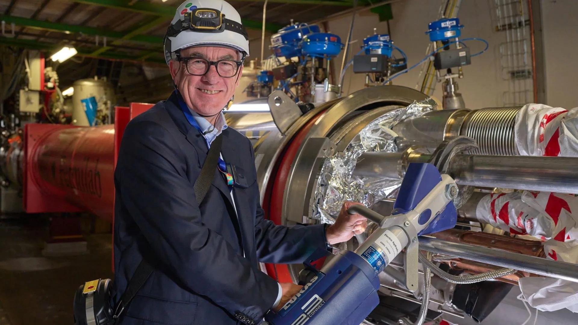 Direktor CERN-a Mark Tomson posetio je tunel povodom početka radova