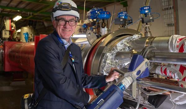 Direktor CERN-a Mark Tomson posetio je tunel povodom početka radova