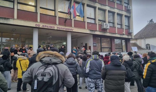 Image for Škole nastavljaju protest