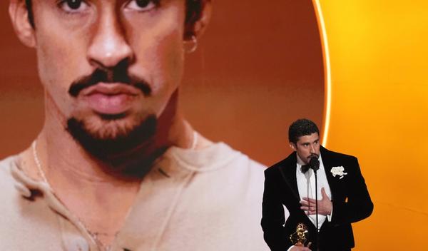 Image for Bed Bani nagrađen za album godine, svečano uručene Gremi nagrade za 2026.