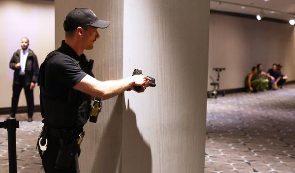 Skromno obezbeđenje događaja na kome je predsednik SAD