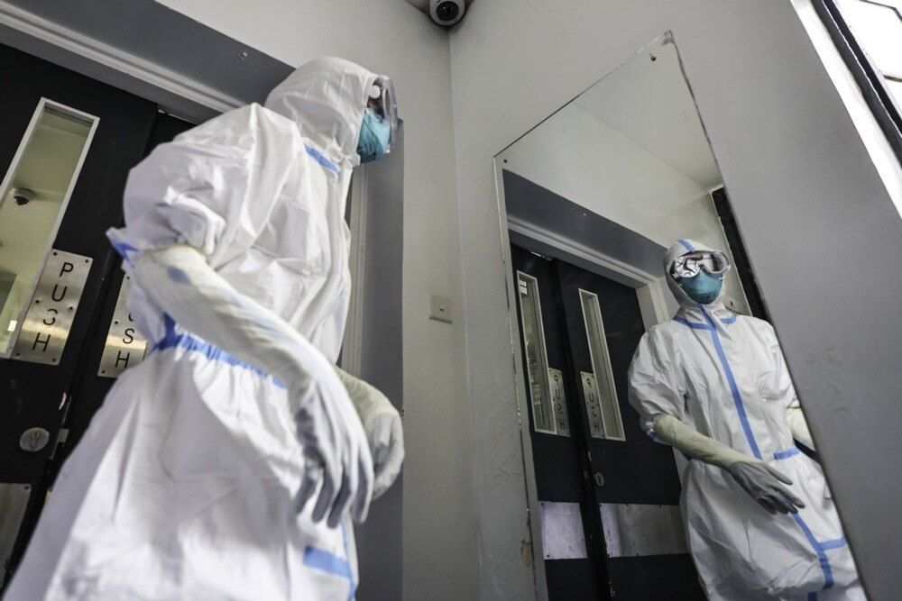 Slučajevi u Keniji povezani su sa epidemijom ebole u Kongu, koja je, prema dostupnim podacima, druga najveca epidemija ove bolesti u svetu, sa više od 9.000 obolelih