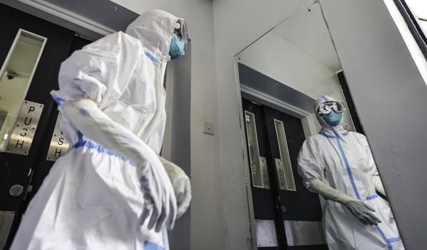 Slučajevi u Keniji povezani su sa epidemijom ebole u Kongu, koja je, prema dostupnim podacima, druga najveca epidemija ove bolesti u svetu, sa više od 9.000 obolelih