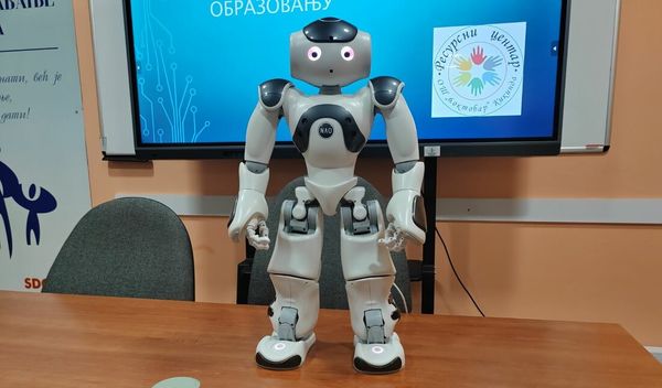 Prema procenama industrijske platforme GGII, isporuke humanoidnih robota u Kini dostigle su 14.400 jedinica tokom 2025. godine, dok bi proizvodnja u 2026. mogla da premaši 100.000, pa čak i 200.000 jedinica