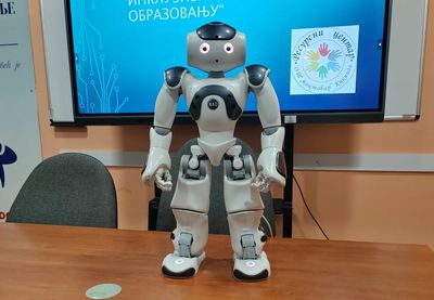 Prema procenama industrijske platforme GGII, isporuke humanoidnih robota u Kini dostigle su 14.400 jedinica tokom 2025. godine, dok bi proizvodnja u 2026. mogla da premaši 100.000, pa čak i 200.000 jedinica