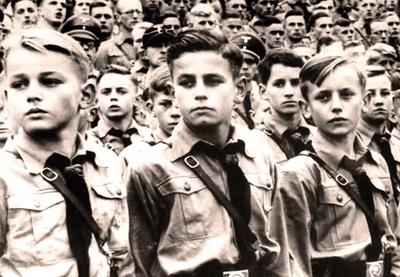 „Lebensborn“, što na nemačkom znači “izvor života”, je formalno osnovan 1935. godine kao deo šire nacističke strategije povećanja broja „rasno podobnih“ Nemaca