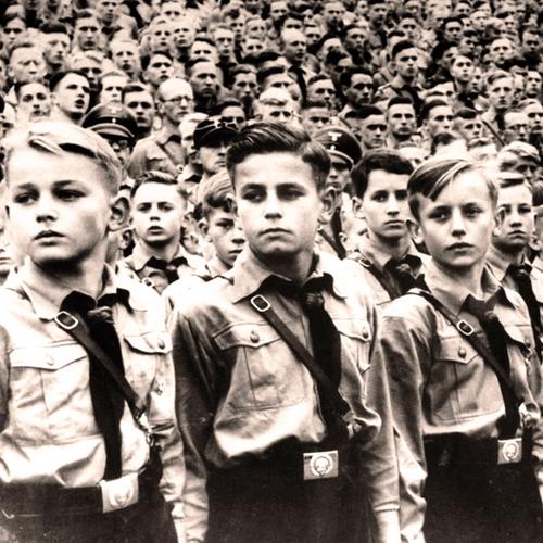 „Lebensborn“, što na nemačkom znači “izvor života”, je formalno osnovan 1935. godine kao deo šire nacističke strategije povećanja broja „rasno podobnih“ Nemaca