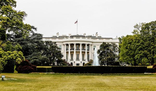 Image for Bela kuća objavila fotografiju Trampa ispred mape Grenlanda