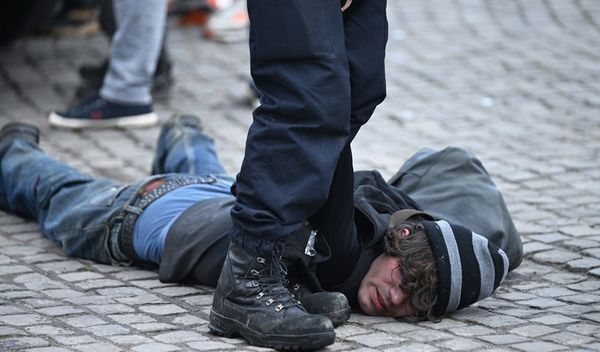 Kako bi uspostavile kontrolu nad situacijom, bezbednosne snage upotrebile su vodene topove za rasterivanje okupljenih