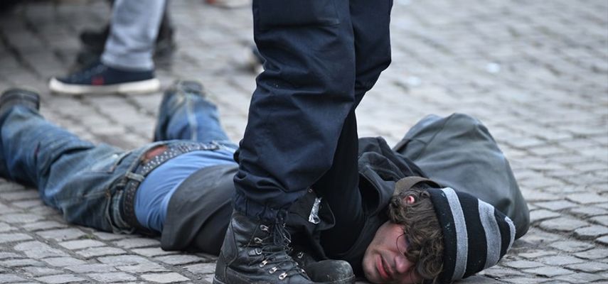 Kako bi uspostavile kontrolu nad situacijom, bezbednosne snage upotrebile su vodene topove za rasterivanje okupljenih