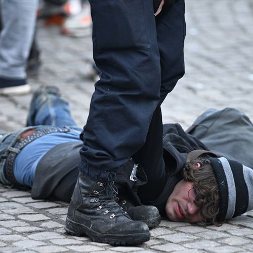 Kako bi uspostavile kontrolu nad situacijom, bezbednosne snage upotrebile su vodene topove za rasterivanje okupljenih