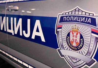 Sumnja se da je on, sinoć oko 23.50 časova, na putu između Trstenika i Kruševca, upravljajući "folksvagenom", prešao na drugu stranu puta i direktno se sudario sa vozilom "sitroen"