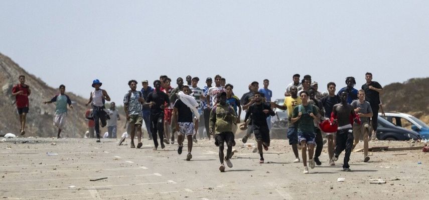 Prema poslednjim informacijama, situacija u okolini prelaza i dalje je napeta, uz pojačanu bezbednosnu pripravnost i praćenje razvoja događaja
