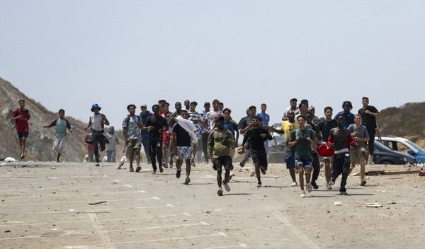 Prema poslednjim informacijama, situacija u okolini prelaza i dalje je napeta, uz pojačanu bezbednosnu pripravnost i praćenje razvoja događaja