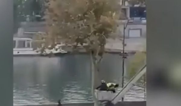 Image for Objavljen snimak pljačke Luvra: Lopovi se spustili dizalicom i pobegli skuterom