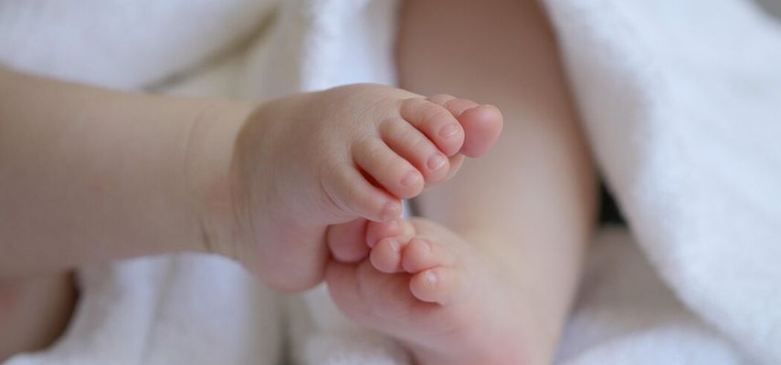 Kao mogući faktori navedeni su starija životna dob majke u trenutku porođaja, kao i pojedinačni zdravstveni rizici i ponašanja