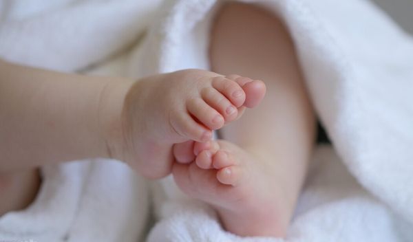 Kao mogući faktori navedeni su starija životna dob majke u trenutku porođaja, kao i pojedinačni zdravstveni rizici i ponašanja