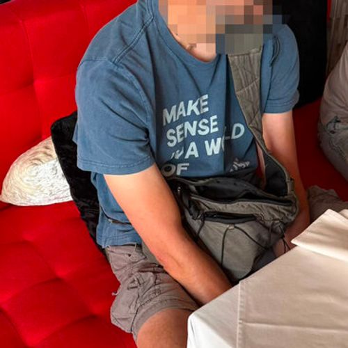 Za V.V. je raspisana međunarodna poternica Interpola Podgorica za krivična dela organizovanje kriminalne grupe i neovlašćena proizvodnja, držanje i stavljanje u promet opojnih droga