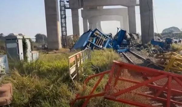 Image for Kran pao na putnički voz, najmanje 22 mrtvih