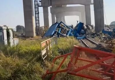 Image for Kran pao na putnički voz, najmanje 22 mrtvih