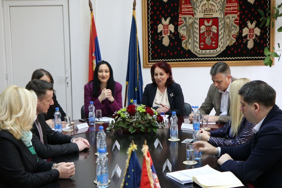 Image for Za projekte 443 miliona