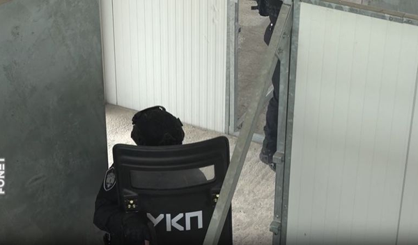 Image for Policija iznosi crne džakove