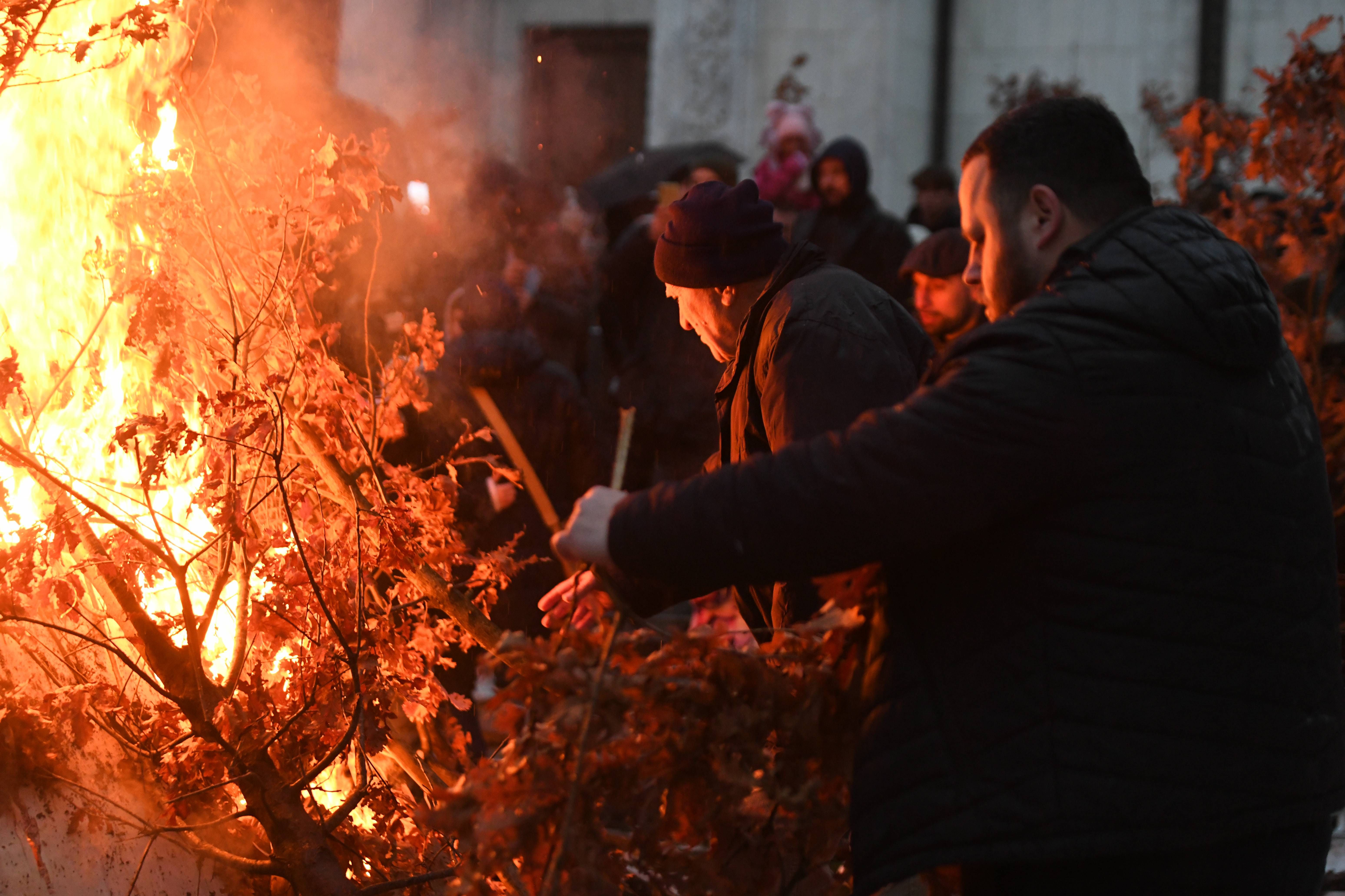 Image for Tradicionalno paljenje badnjaka ispred Hrama Svetog Save