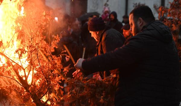 Image for Tradicionalno paljenje badnjaka ispred Hrama Svetog Save