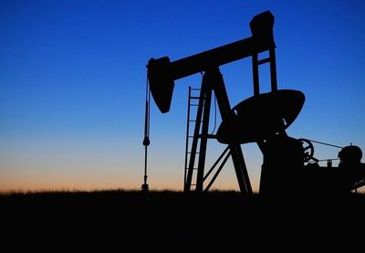 Brent sirova nafta pala je za više od 2 odsto, spustivši se ispod 78 dolara po barelu
