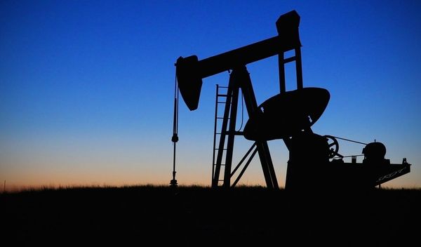 Brent sirova nafta pala je za više od 2 odsto, spustivši se ispod 78 dolara po barelu
