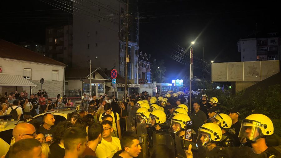 Image for Okupljanje ispred policije