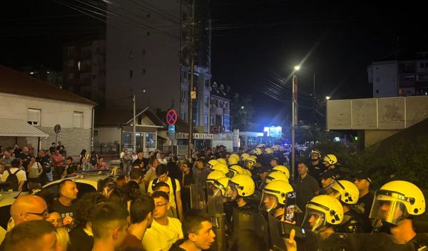 Image for Okupljanje ispred policije