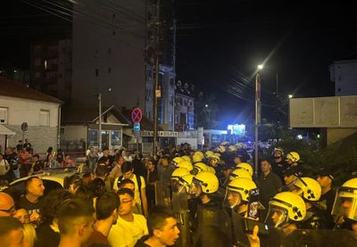 Image for Okupljanje ispred policije