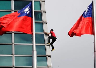 Image for Aleks Honold popeo se na neboder 101 u Tajpeju bez ikakve zaštitne opreme