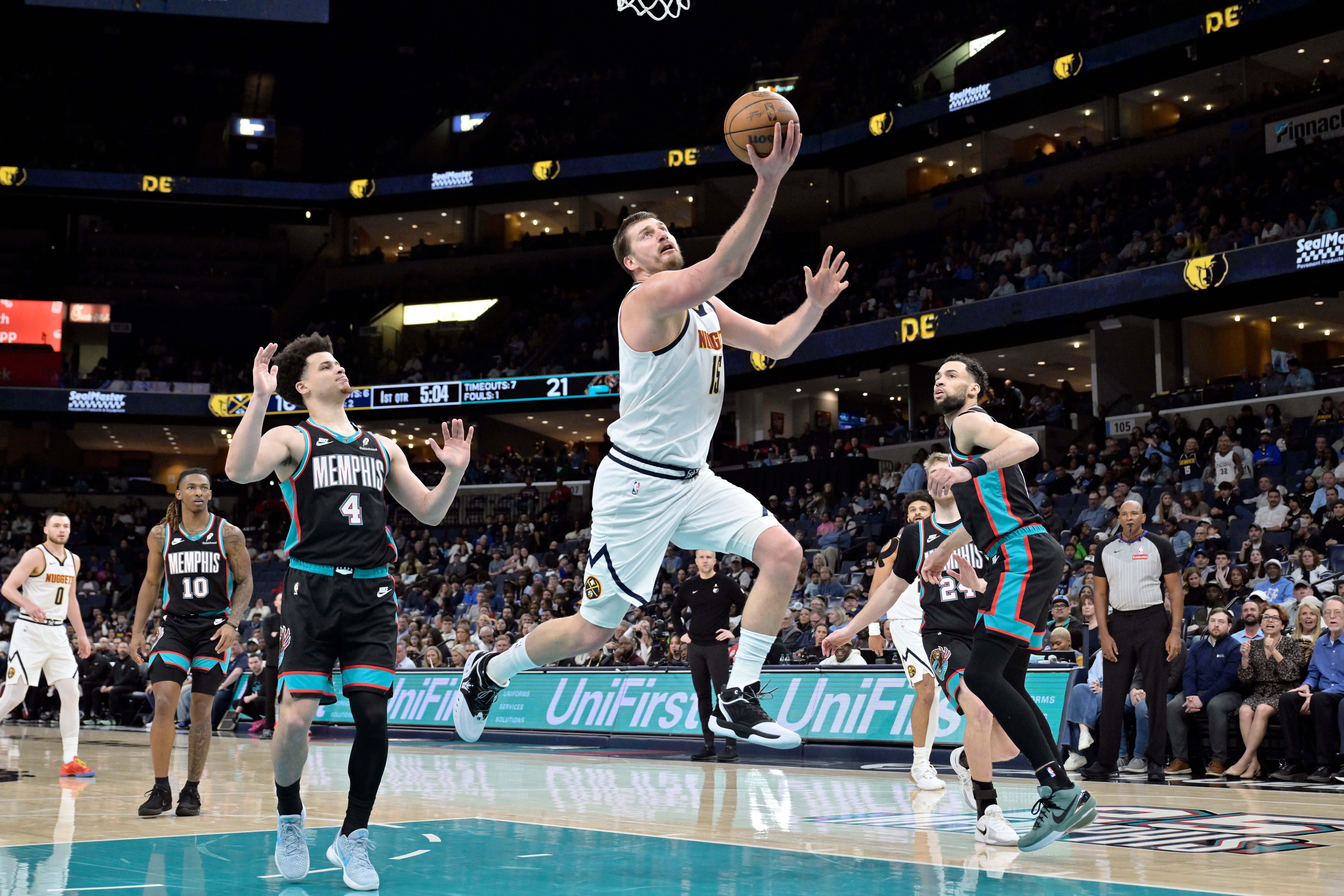 Image for Jokiću poraz i jedna asistencija do novog tripl-dabla