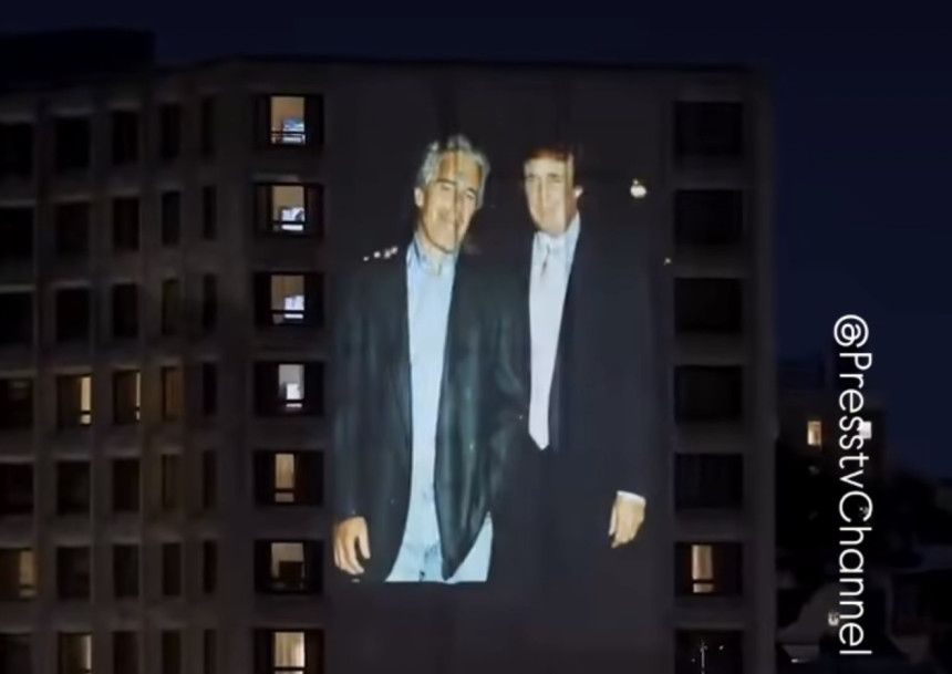 Na fasadi zgrade u Vašingtonu prikazani su, kako navodi američki Miror, snimci i fotografije uz audio-zapise koji, kako se navodi, sadrže čitanje njegovih imejlova