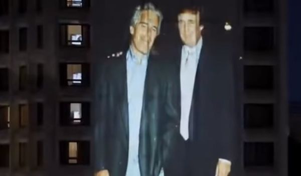 Na fasadi zgrade u Vašingtonu prikazani su, kako navodi američki Miror, snimci i fotografije uz audio-zapise koji, kako se navodi, sadrže čitanje njegovih imejlova