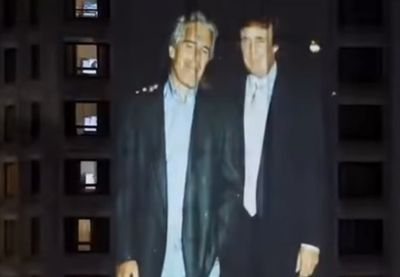 Na fasadi zgrade u Vašingtonu prikazani su, kako navodi američki Miror, snimci i fotografije uz audio-zapise koji, kako se navodi, sadrže čitanje njegovih imejlova