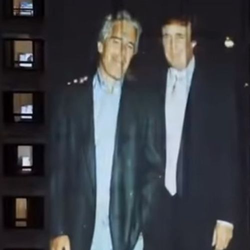 Na fasadi zgrade u Vašingtonu prikazani su, kako navodi američki Miror, snimci i fotografije uz audio-zapise koji, kako se navodi, sadrže čitanje njegovih imejlova