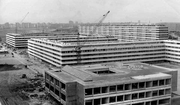 Image for Zgrada koja vijuga kroz četiri ulice – Meandar Novog Beograda