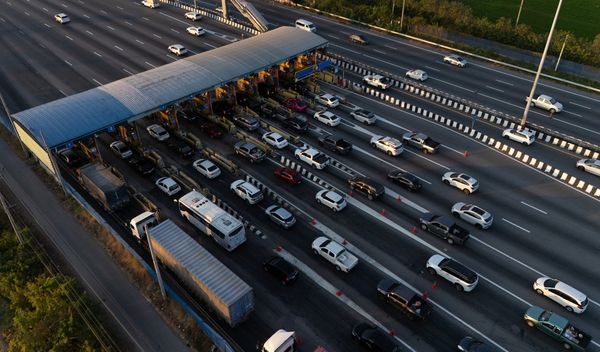 Na prelazu Sremska Rača čeka se dva sata za izlazak iz Srbije (Photo: Shutterstock)