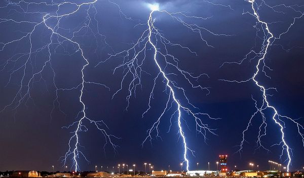 Grom svake godine ubija stotine ljudi u Bangladešu, a ta zemlja je 2016. godine proglasila udare groma prirodnom katastrofom, nakon što je samo u maju te godine poginulo više od 200 ljudi