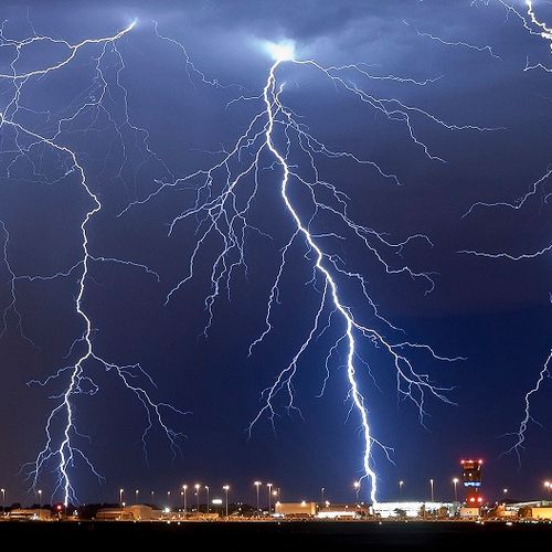 Grom svake godine ubija stotine ljudi u Bangladešu, a ta zemlja je 2016. godine proglasila udare groma prirodnom katastrofom, nakon što je samo u maju te godine poginulo više od 200 ljudi