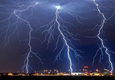 Grom svake godine ubija stotine ljudi u Bangladešu, a ta zemlja je 2016. godine proglasila udare groma prirodnom katastrofom, nakon što je samo u maju te godine poginulo više od 200 ljudi