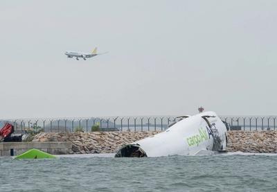 Image for Avion izleteo sa piste u Hongkongu, poginule dve osobe (video)